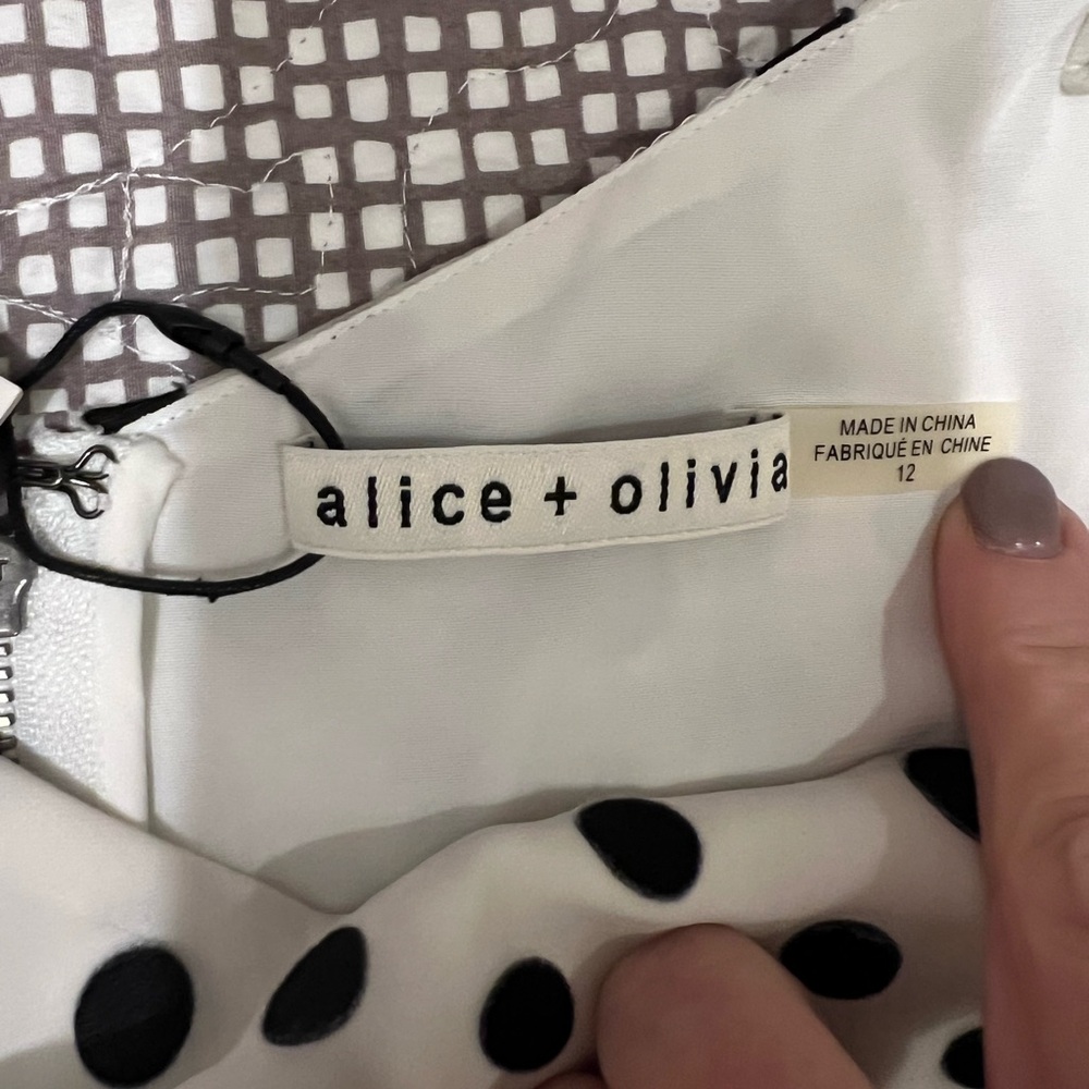 NWT Alice +Olivia soft white large dot dress. Size 12 - Picture 12 of 14